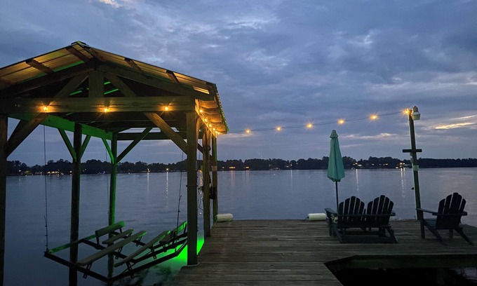 Leesburg House | Waterside Cottage with private dock and boat ramp