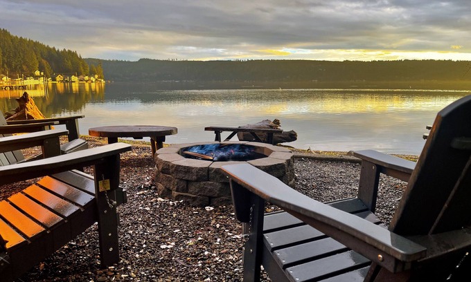 Tahuya House | Waterside Retreat on Hood Canal – Waterfront Home with Hot Tub and Arcade