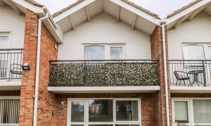 Corton Cottage | WATERSIDE VILLA, pet friendly, country holiday cottage in Corton