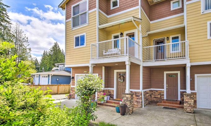 Bonney Lake House | Waterview Bonney Lake Townhome w/ Treehouse!