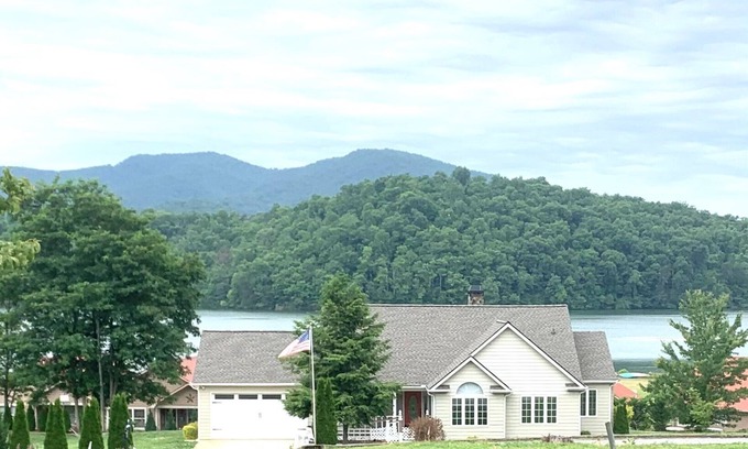 Hiawassee House | Waterview Retreat - In town convenience with beautiful Lake & Mountain Views