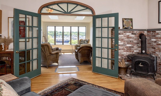 Gloucester House | WaterViews Overlooking Gloucester Inner Harbor/Sunroom/Deck/Walk to Town/AC