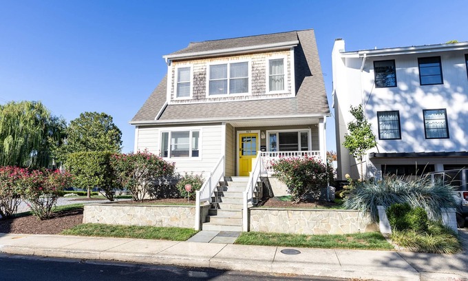 Eastport House | Waterviews, steps to restaurants and downtown from First Mate