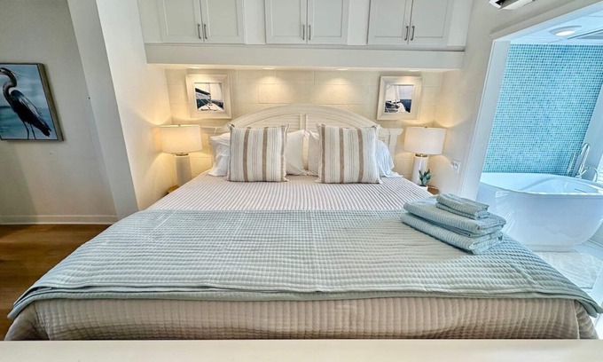 Airlie Condo | Waterway Luxury Suite