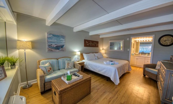 Airlie Apartment | Waterway View Studio 2 w/Pool, 1 mile to Wrightsville Beach