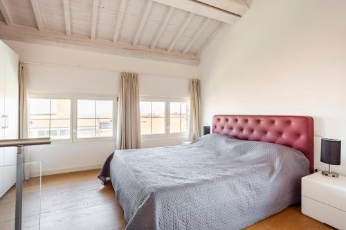 Longa Apartment | WAVE'S GLASS Industrial loft in old Murano