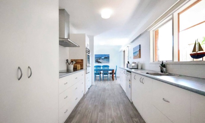 Point Lonsdale House | Waves- A minutes walk to beach, sleeps 6