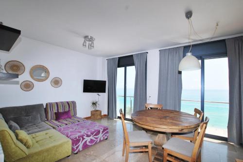 Montgat Apartment | Waves and sky