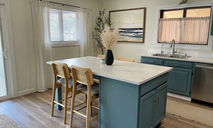 Colington House | Wavy Navy - 2 Queen Beds - Centrally Located - Kill Devil Hills OBX