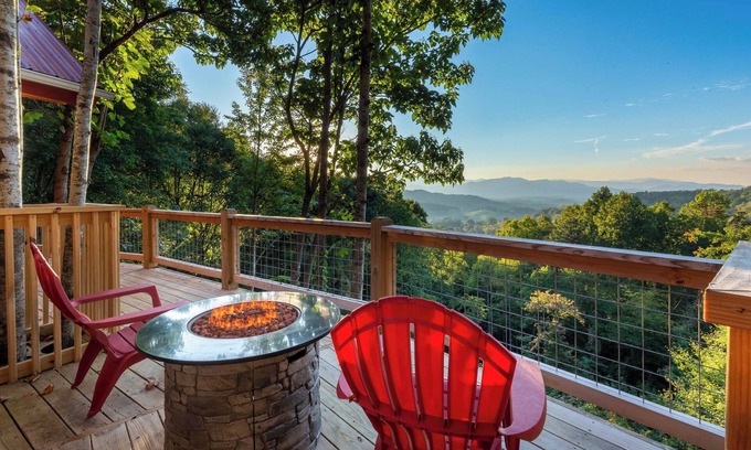 Waynesville Cabin | Waynesville Romantic Hideaway w/Private Hot Tub