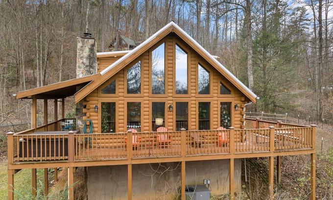 Gatlinburg Cabin | Wears Valley Area*Close to Pigeon Forge*Private*Dog Friendly