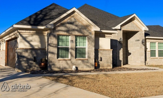 Azle House | Wedding, family reunion, or family getaway! Brand new home minutes to Stockyards