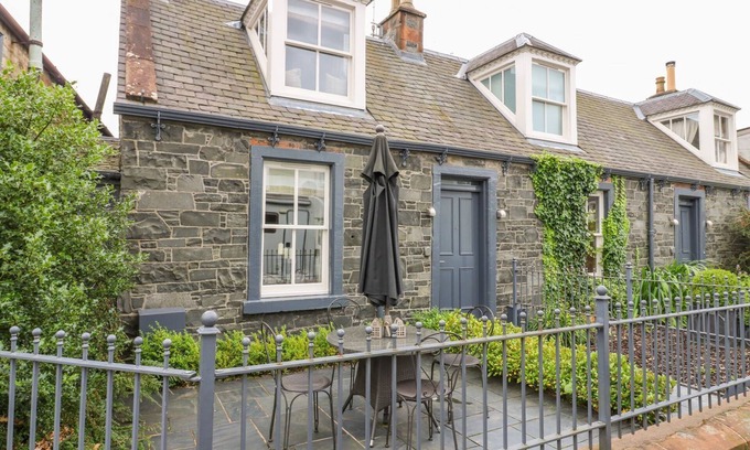 Moffat Cottage | WEE COTTAGE, pet friendly, character holiday cottage in Moffat
