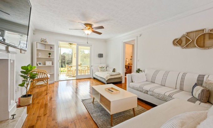 Town Center House | Weekday Specials! 2-Story Near KSU w/Cozy Deck