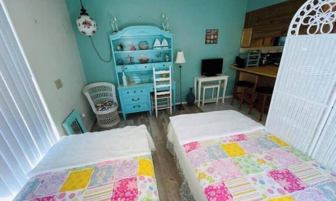 North Weeki Wachee House | Weeki Paradise Retreat-2/2 + Bonus Rm