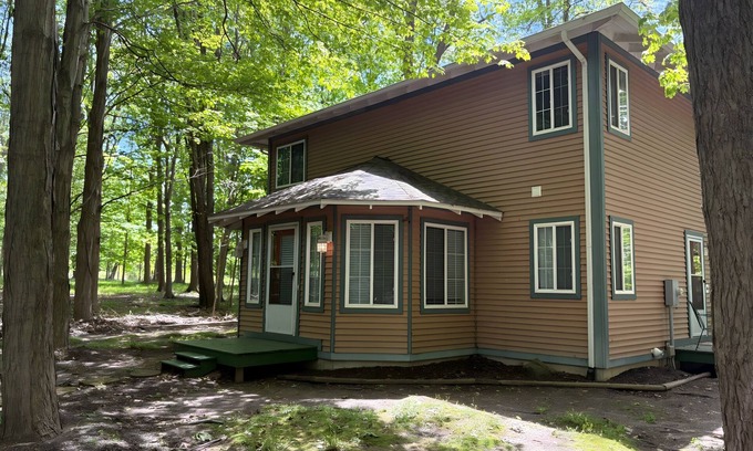 South Haven Cottage | Weekly Cottage Rental - 5 Min to Private Beach!