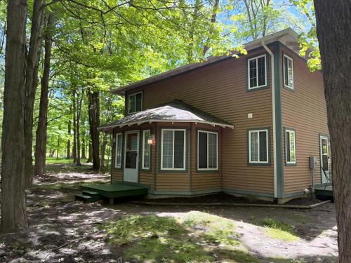 South Haven House | Weekly Cottage Rental - 5 Min to Private Beach!