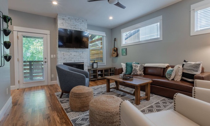 Woodfin Villa | Weeping Willow | Upscale Retreat for Friends or Family | Hot Tub and Close to Downtown!