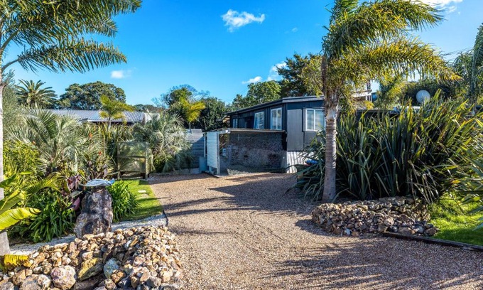 Surfdale House | Welcome Cottage - Stay Waiheke