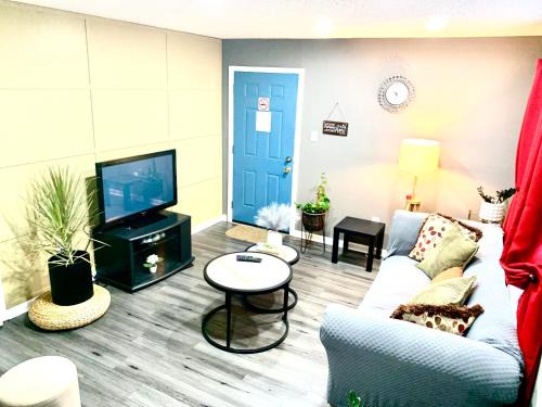 Midtown Apartment | Welcome International Guests-Medical Residents-free shuttle downtown-full kitchen- free parking
