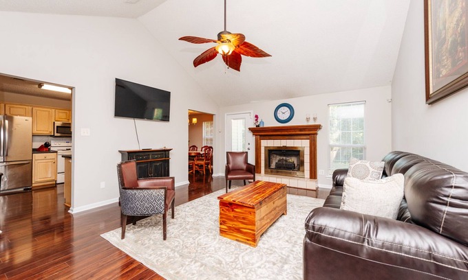 Warner Robins House | Welcome to Mom's house/King bed/Pet friendly