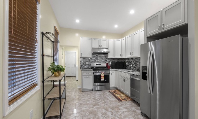 South Philadelphia Apartment | Welcome to our lovely vacation home rental in the Grays Ferry area of South Philadelphia
