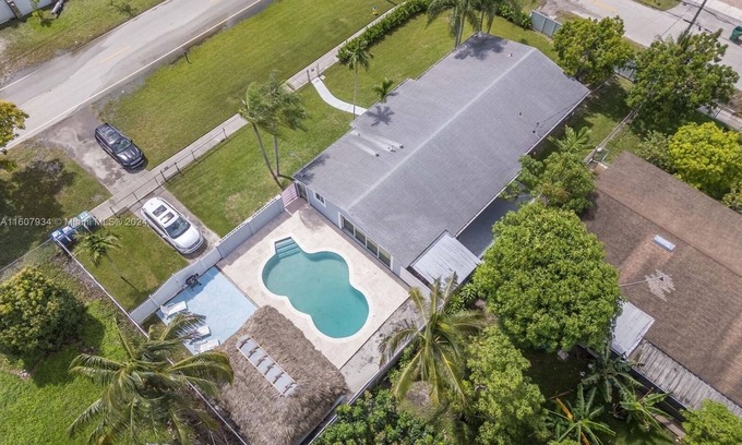 Golden Glades House | "Welcome to our retreat! and “Enjoy a 15% discount when you rent for a week!”