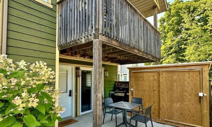 Collingwood House | Welcome to PonyTrail Spacious Family Townhome.Dog Friendly.Minutes to Blue Mountain