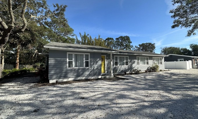 Park East House | Welcome to Sarasota! Indulge in a stress-free getaway at this turnkey rental property
