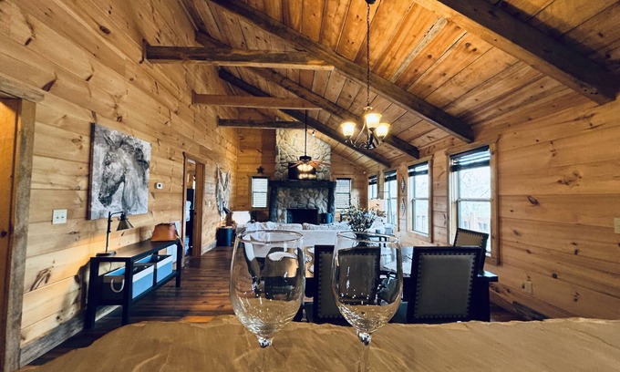 Murphy Cabin | Welcome to The Fox Den! Rustic decor and close to town!