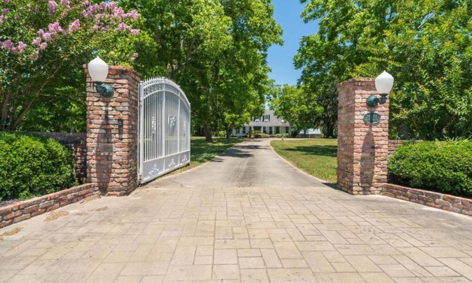 Long Beach House | Welcome to the Graceful Oaks!