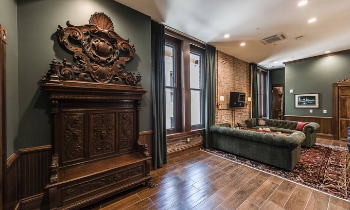 Downtown Nashville Apartment | Welcome to the legendary Southern Turf Building, a historic gem located in downtown Nashville.
