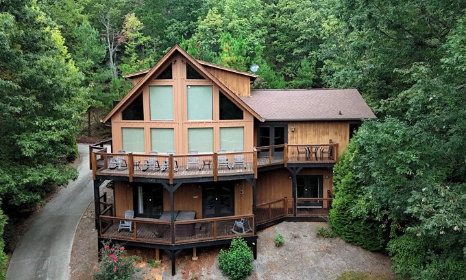 Clarkesville Cabin | Welcome to the Red Star Lodge near Helen, Georgia, a friends and family retreat!