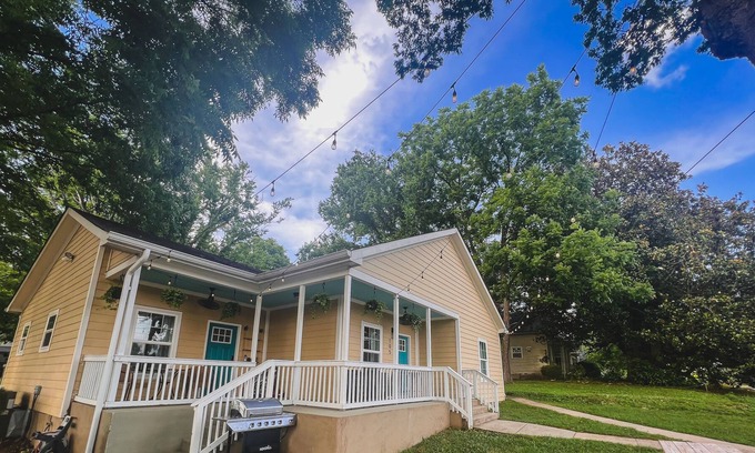 Downtown House | Welcome to the Riverside Residence in Charming Columbia TN! NEWLY RENOVATED