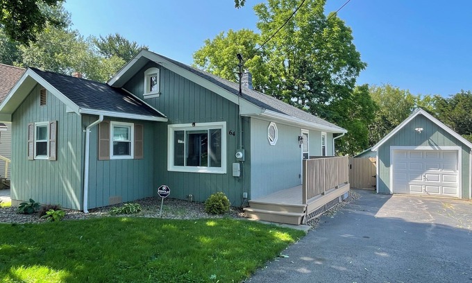 Sea Breeze House | Welcome to “The Seabreeze Lakeside Getaway” in the heart of a true vacation town