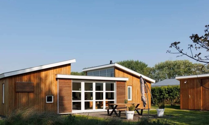 Westenschouwen House | Welcome to this very well-equipped chalet with a contemporary Scandinavian flair! Located on the edg