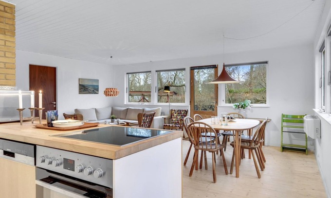 Tisvildeleje House | Welcome to this charming cottage close to the sandy beach.