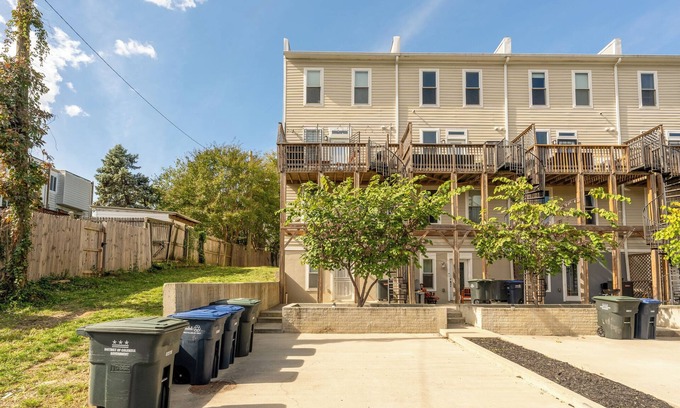 Randle Highlands Condo | Welcome to this exquisite 3-bedroom 3-bathroom condo townhome condominium.