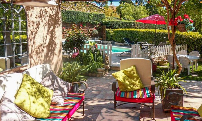 Venelles House | Welcome to this homey cottage with charming garden and swimming pool.