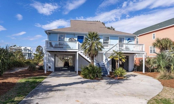 Beachwalk House | Welcome to the Blue Mermaid on Harbor Island! The perfect vacation getaway.