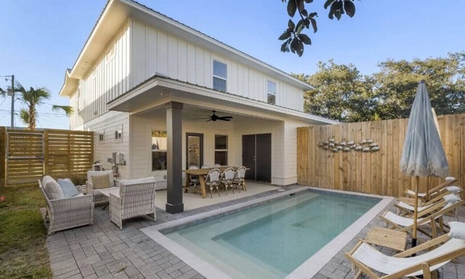 Bahama Beach House | Welcome to Wastin' Away! Prvt Pool 2Min wlk to Bch
