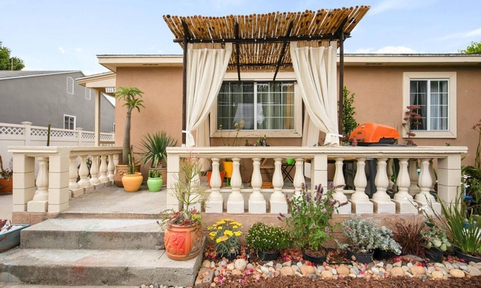 North Hollywood House | Welcome to your cozy corner away from home