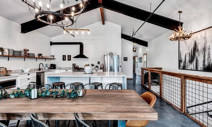 Leavenworth House | Welcome To Your Perfect Group Retreat! Sleeps up to 26 Hot Tub Pets Welcome!