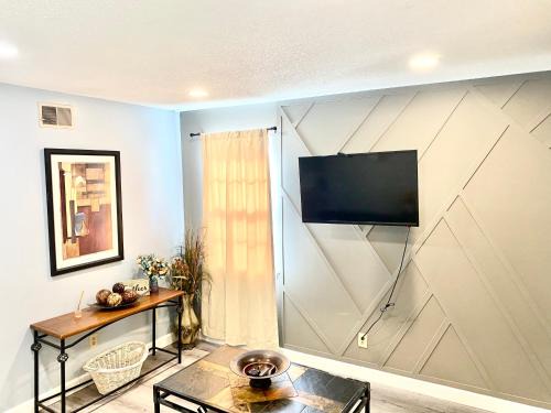 Berclair House | Welcome travel workers, King bed, 2br 1 ,5 ba, 4beds sleep 5, Valero, Blue oval