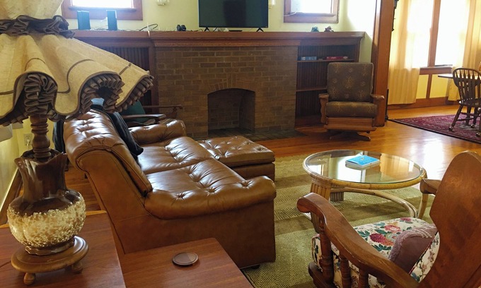 Milwaukee Apartment | Welcoming 2-bedroom apartment in urban Milwaukee