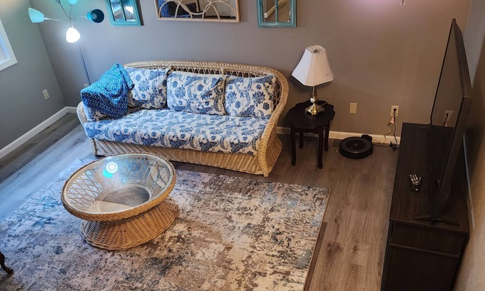 Coos Bay Apartment | Welcoming 2-bedroom apartment with WiFi in Coos Bay