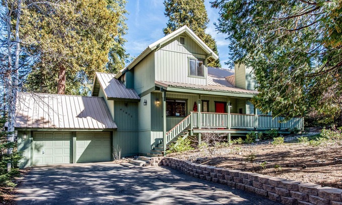Shaver Lake Cabin | Welcoming Cabin with WiFi, Spacious Deck, & Outdoor Seating