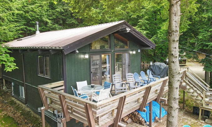 Eidelweiss Village Ski Chalet | Welcoming Chalet Close to the Beach, Pet Friendly, Fire Pit, 2 Person Kayak