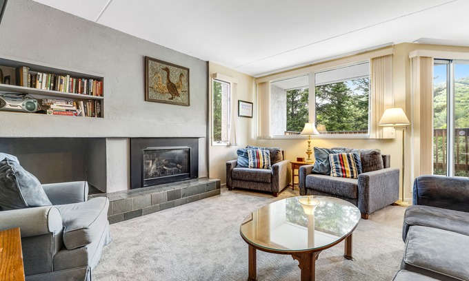 Warren Condo | Welcoming Condo with Shared Pools, Hot Tub - Easy Access to Golf & Slopes