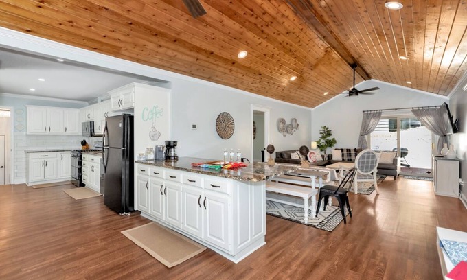 Guntersville House | Welcoming Georgia Mountain Retreat